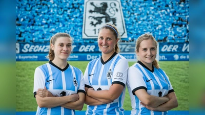 Hannah Conrad (links), Vroni Seemann (Mitte) und Silke Dehling (rechts) sind stolze Löwinnen. Gemeinsam leiten sie den Frauenfußball beim TSV 1860 München.  (Foto: TSV 1860 München)