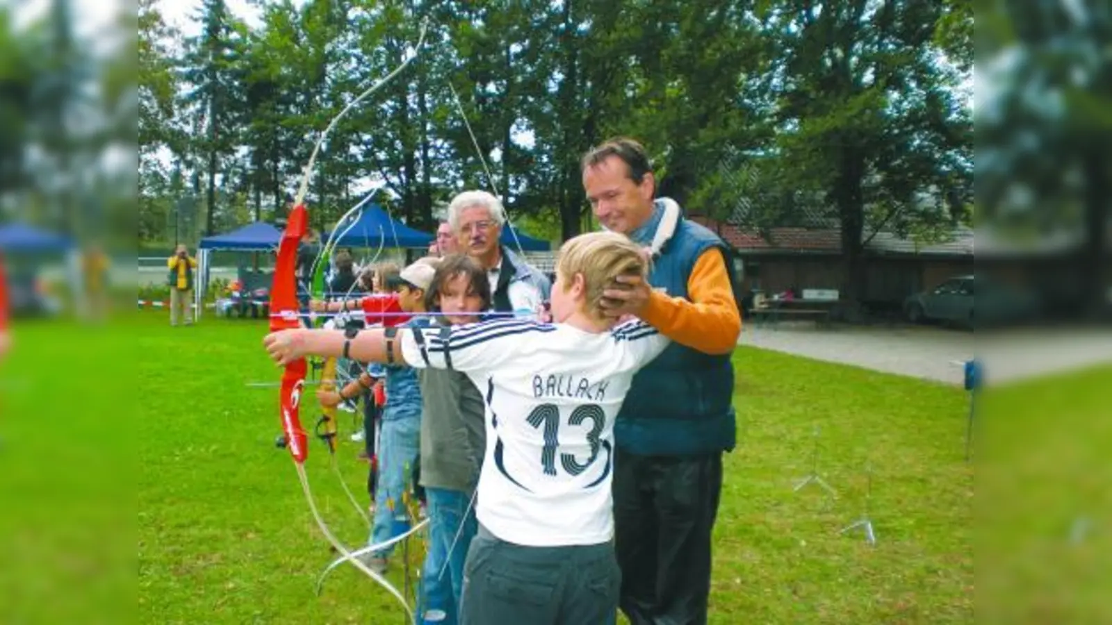 Sportleiter Ralph Kunath (r.) sowie Abteilungsleiter Alfred Hermens (3.v.r.) vom Sport-Club Unterpfaffenhofen-Germering kümmerten sich um die jungen Bogenschützen. (Foto: PI)