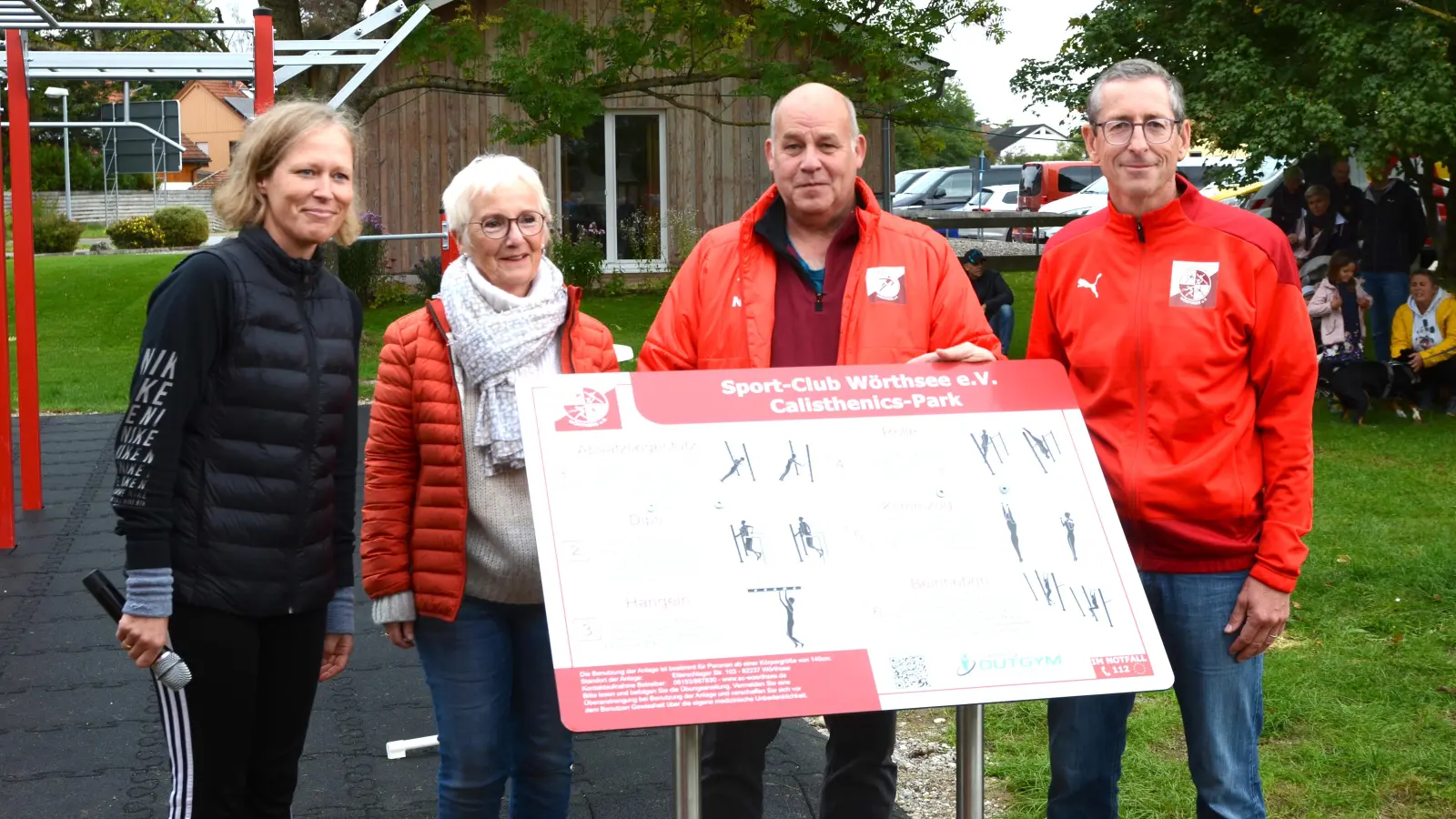 Eröffneten den Calesthenic-Park (von links): Initiatorin und Turnabteilungsleiterin Steffi Bilicky, Bürgermeisterin Christel Muggenthal, SCW-Vorstand Norbert Strangfeld und SCW-Kassier Matthias Fiedel. (Foto: SC Wörthsee/Christian Bonk)