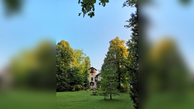 Blick auf den Turm des Casinos. Hier sollen sich Ludwig II. und Sisi bisweilen getroffen haben. (Foto: © Bayerische Schlösserverwaltung)