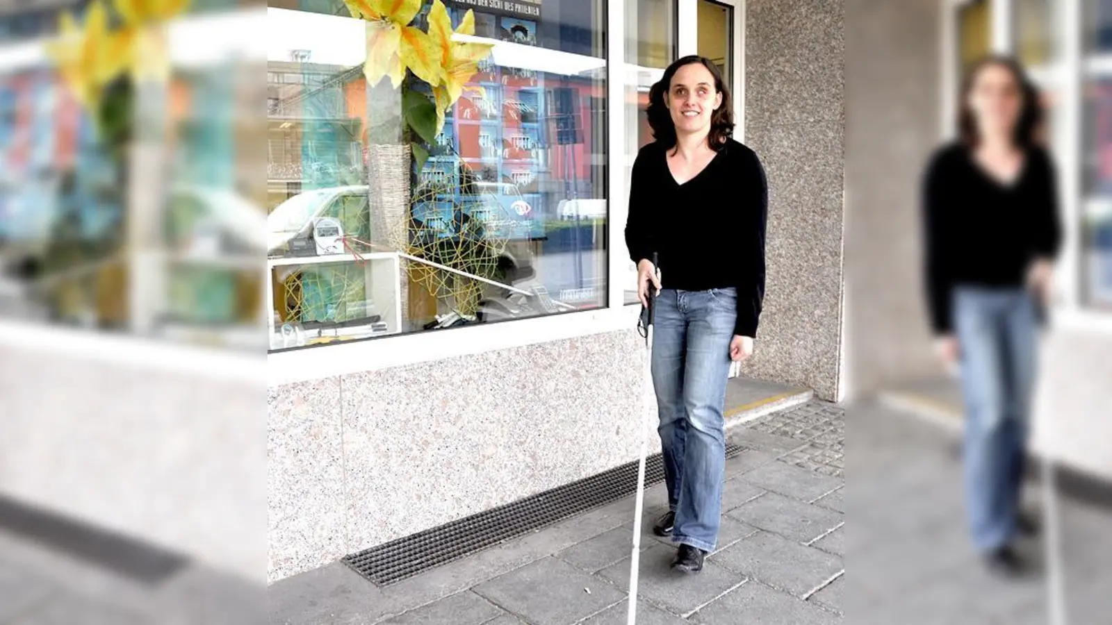 Melanie Egerer ist von Geburt an blind. In Ebersberg spricht sie anlässlich einer Ausstellung in der Stadtbücherei über ihren Alltag.	 (Foto: Sybille Föll)