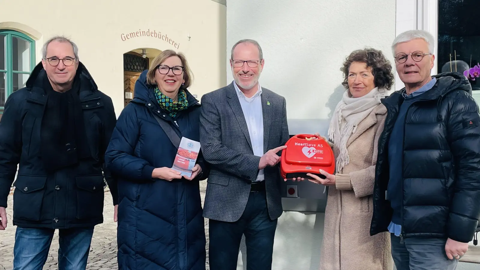 Bei der Übergabe eines weiteren Defibrillator (v.l.) Axel Liegl (Gartenbauverein), Cornelia Hecker (Förderverein Notfallmedizin), Bürgermeister Christoph Schmid, Elisabeth Dasch (Förderverein) und Jürgen Hecker (Förderverein). (Foto: hw)