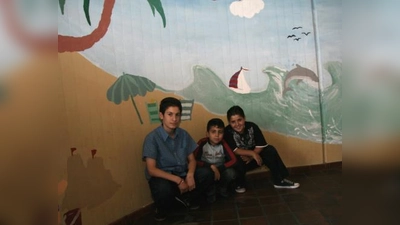 Einer der vielen Workshops in der Schul-Aktionswoche war „Kunst fürs Treppenhaus“. Hamza, Murad und Hüseyen aus der fünften und sechsten Klasse präsentieren stolz ihren Traumstrand. (Foto: US)