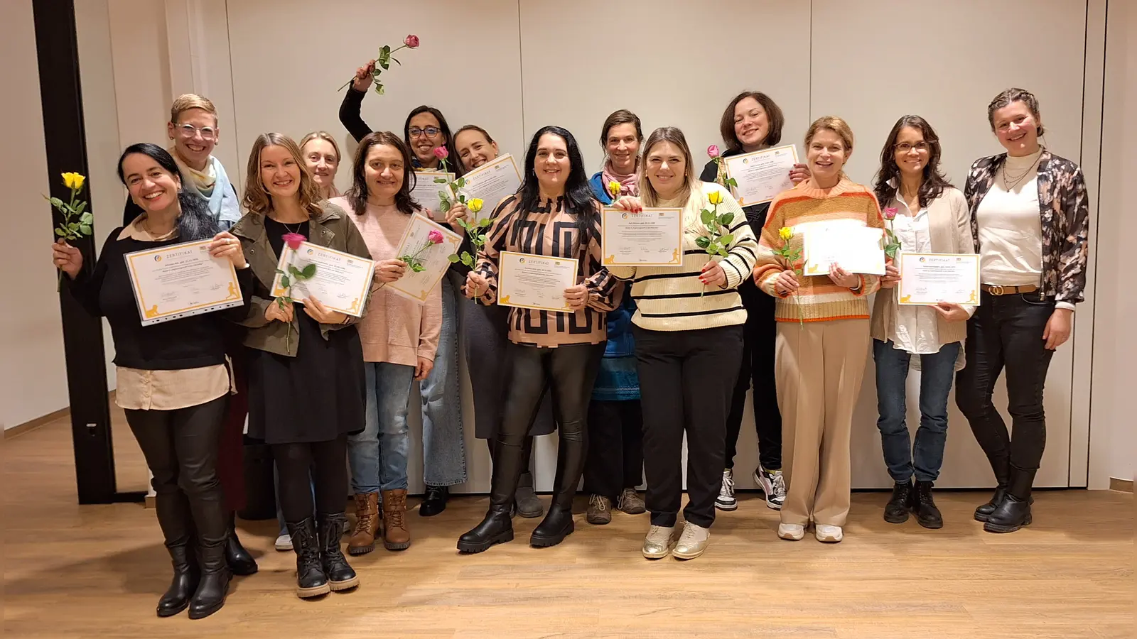 Die Referentinnen Yvonne Schmidt und Julia Rice (außen) mit den 13 erfolgreichen neuen Fachkräften. (Foto: BRK)