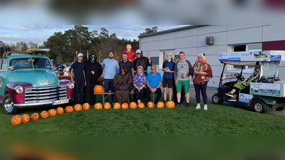 Trafen sich zum Halloween Scramble (Bank von links): Frank Scheuchl, Ramona Arnold, Rudolf Braun sowie (stehend von links) Phillip Scheuchl, Eric Tancsics, Thomas Eiban, Alexander Erb, Patrick Miller (GolfRange), Thomas Schnitter, Moritz Bujok, Florian Bujok, Gabriele Grünberger und - im Cart - Elisabeth Dallas-Sälzer (Marshall). (Foto: Golf Range)