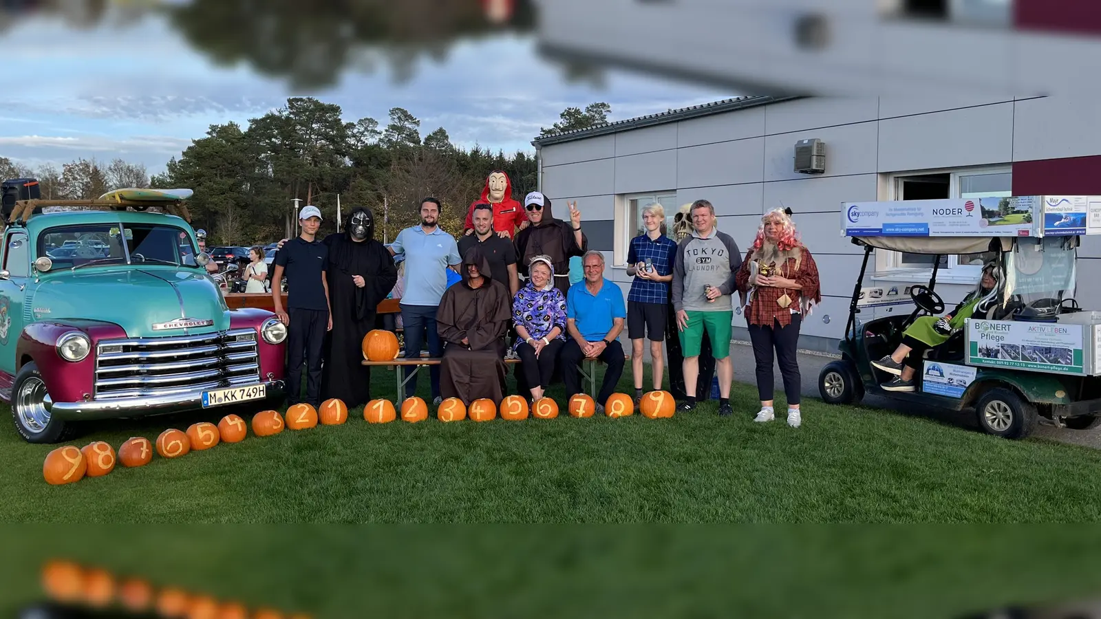 Trafen sich zum Halloween Scramble (Bank von links): Frank Scheuchl, Ramona Arnold, Rudolf Braun sowie (stehend von links) Phillip Scheuchl, Eric Tancsics, Thomas Eiban, Alexander Erb, Patrick Miller (GolfRange), Thomas Schnitter, Moritz Bujok, Florian Bujok, Gabriele Grünberger und - im Cart - Elisabeth Dallas-Sälzer (Marshall). (Foto: Golf Range)