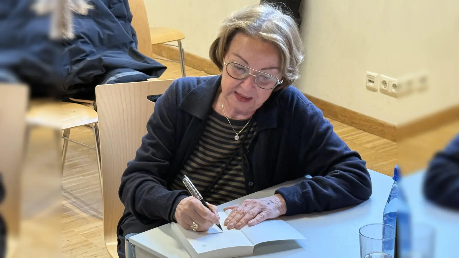 Nach der Lesung signierte Eva Umlauf die Bücher der Gymnasiasten. (Foto: pst)