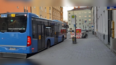 An der Bushaltestelle „Kazmairstraße“ soll demnächst sitzend gewartet werden können. (Foto: Beatrix Köber)