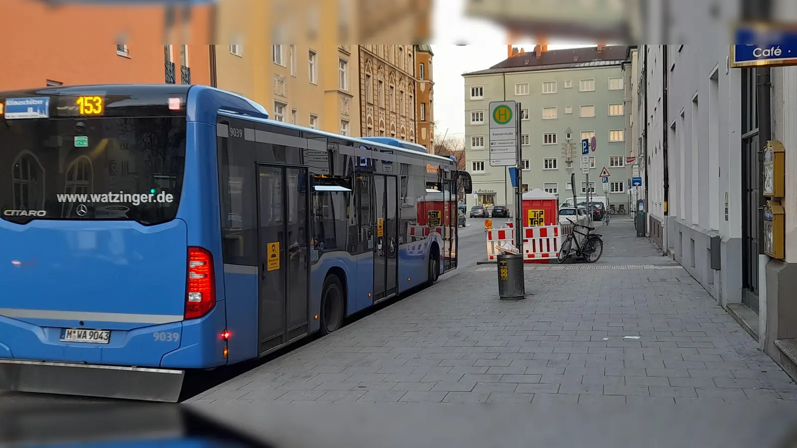 An der Bushaltestelle „Kazmairstraße“ soll demnächst sitzend gewartet werden können. (Foto: Beatrix Köber)