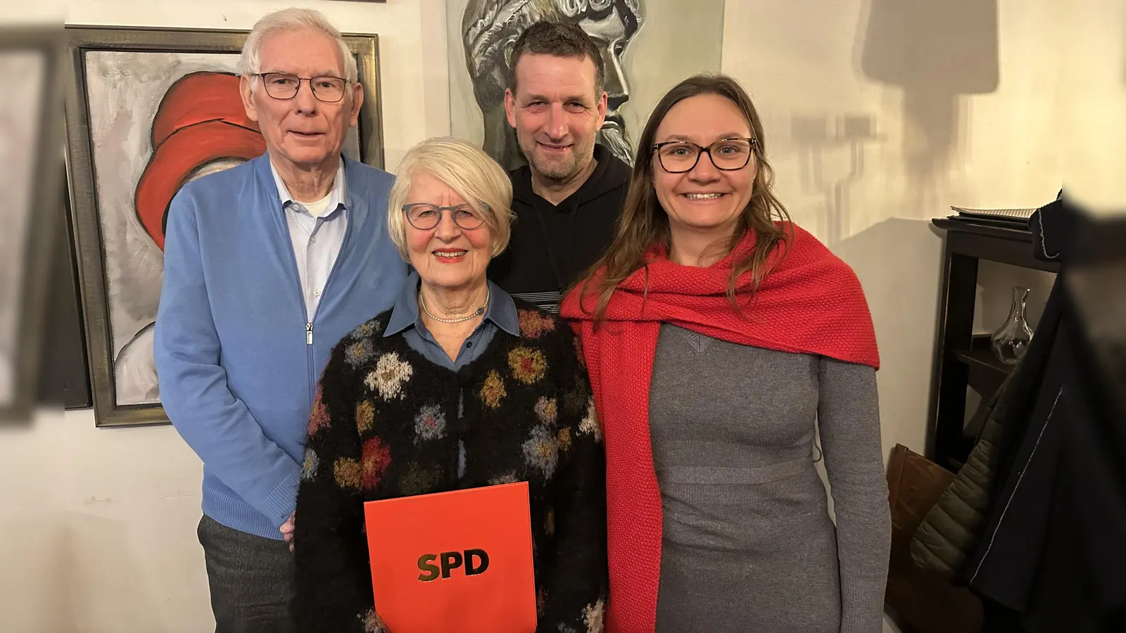 Die Ortsvorsitzende Anna Huber ehrte Oliver Eigner für 25 Jahre, Werner Palußek für 35 Jahre und Beate Mayer für 55 Jahre Mitgliedschaft in der SPD. (Foto: SPD Höki)