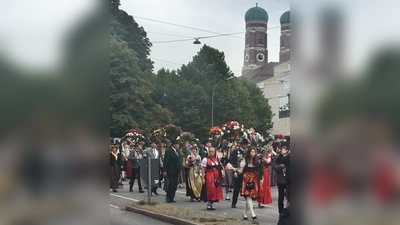 Wiesneinzug der Trachen- und Schützenvereine 2019 (Foto: bb)