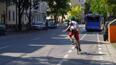 Radfahrer, die den Fahrradschutzstreifen in der Elsenheimerstraße nutzen, müssen häufig nicht nur dem haltenden Bus sondern auch Lieferfahrzeugen ausweichen. Zudem endete der Radstreifen kurz vor der Lautensackstraße unvermittelt. (Foto: Beatrix Köber)