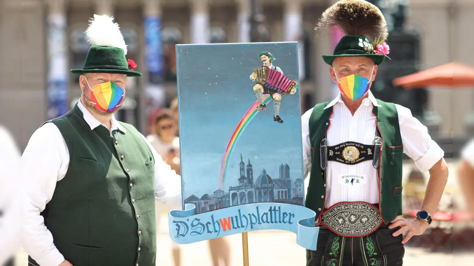 Die Schwuhplattler dürfen beim CSD in München nicht fehlen, sie zeigen, dass sich Tradition und Vielfalt nicht ausschließen.  (Foto: Mark Kamin)