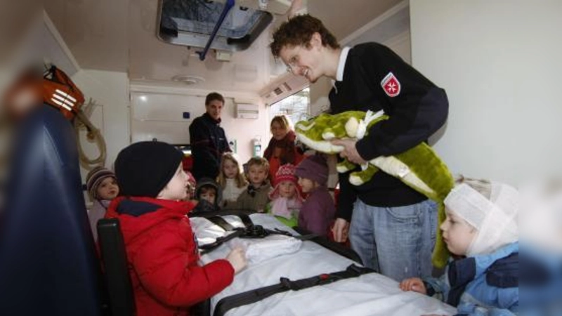 Das war das absolute Highlight für die Kinder der Löwengruppe: Gemeinsam mit Rettungsausbilder Thommy Palcic (rechts) konnten sie den Wagen von innen erforschen. (Foto: US)