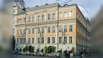 Vor dem Hotel ›Bayerischer Hof‹, Promenadeplatz 2 bis 6, geparkte Autos werden abgeschleppt. Im Bild zu sehen ist die Hausnummer 2.  (Foto: gemeinfrei)