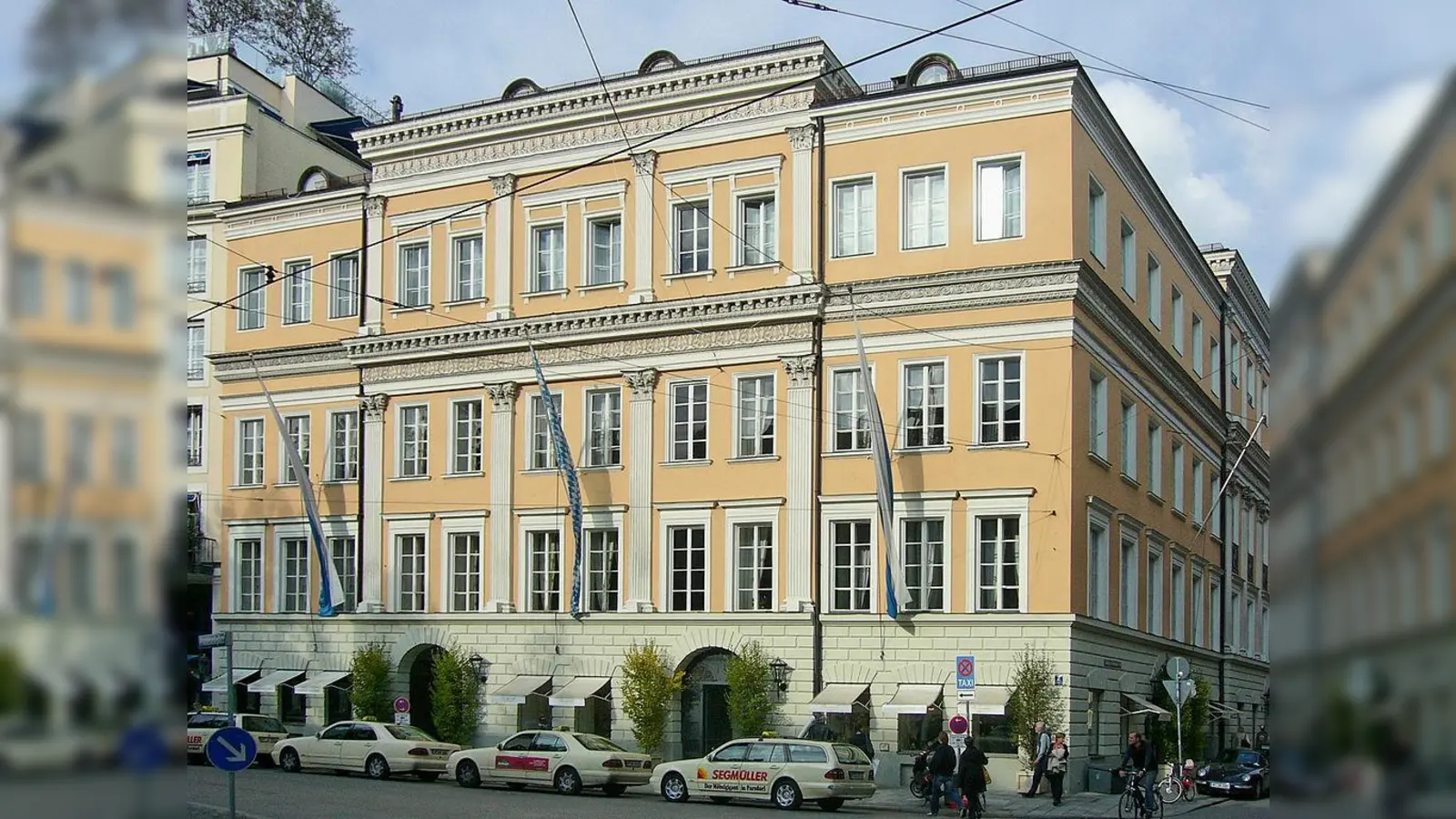 Vor dem Hotel ›Bayerischer Hof‹, Promenadeplatz 2 bis 6, geparkte Autos werden abgeschleppt. Im Bild zu sehen ist die Hausnummer 2.  (Foto: gemeinfrei)