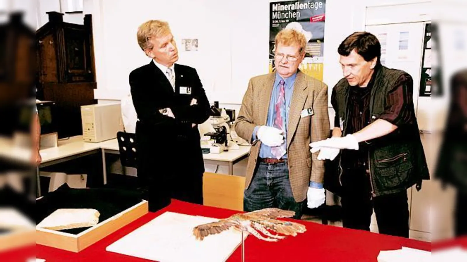 Direktor Professor Gert Wörheide (links) und Hauptkonservator Dr. Winfried Werner (Mitte) diskutieren die Urvögel mit Raimund Albersdörfer, dem Besitzer des achten Exemplares.  (Foto: Nitschke)