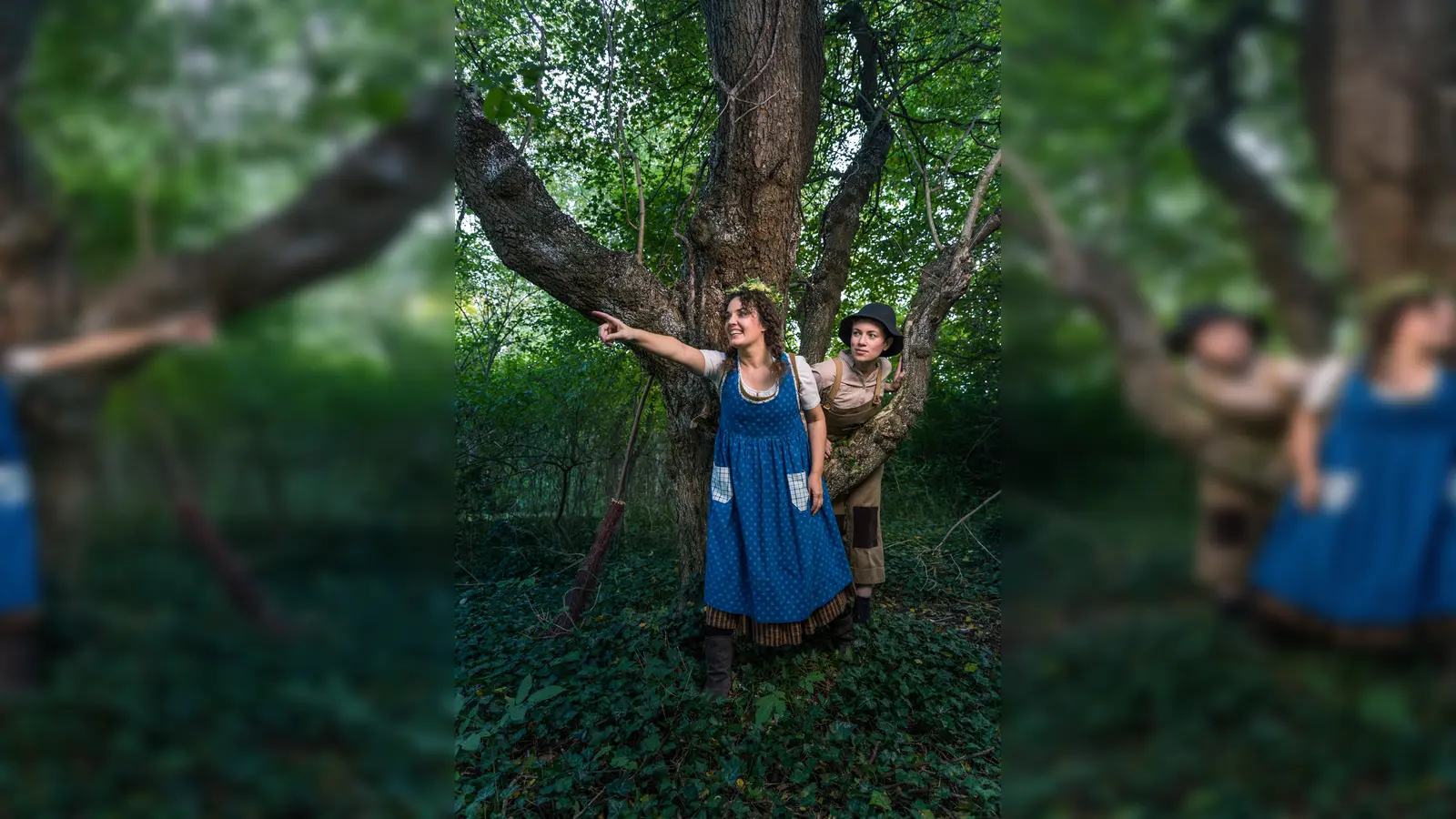 Unterwegs im Wald: Carolin Ritter als Hänsel und Yvonne Steiner als Gretel. (Foto: © fotografiepokorny, Lukas Pokorny)