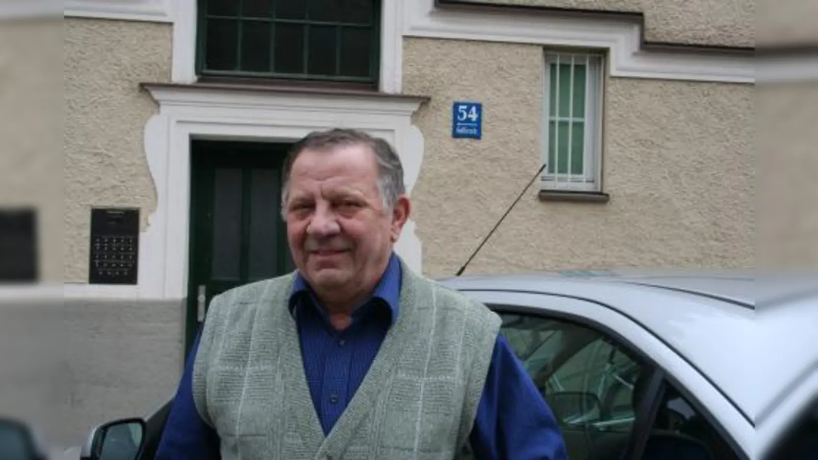 Hans Pfister findet seit Neuem direkt vor seiner Haustür in der Gollierstraße einen Parkplatz. (Foto: tg)