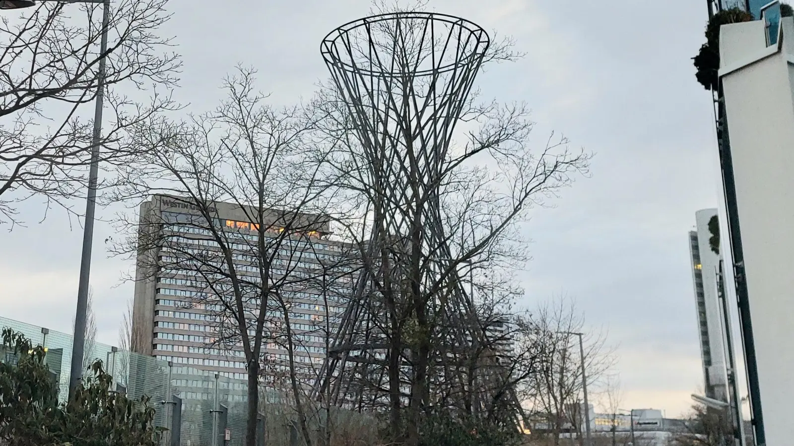 Die Mae West am Effnerplatz kennt wohl jeder, doch im Stadtbezirk Bogenhausen gibt es auch viele kleinere und verborgene Kunstwerke zu entdecken. (Foto: bas)