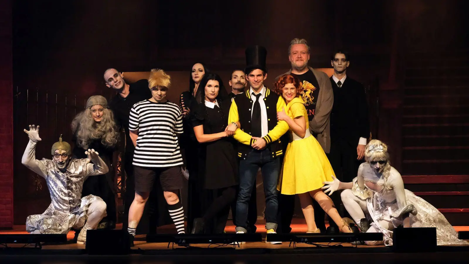 Die Addams Family gibt sich ein Stelldichein in der Stadtghalle Germering. (Foto:  © Ralf Louis)