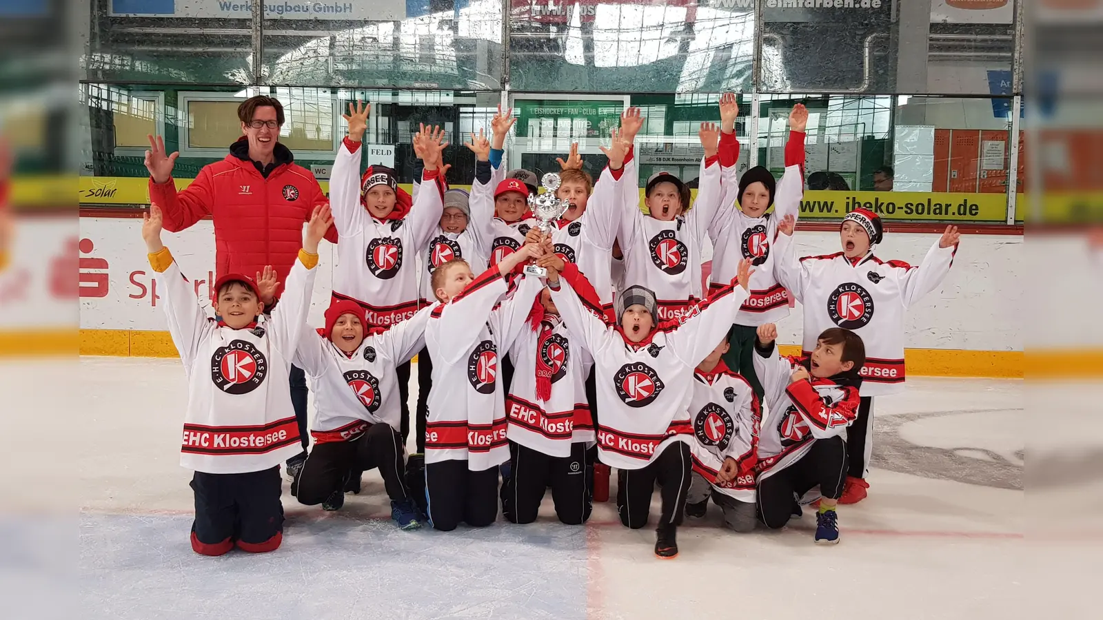 U11-Team des EHC Klostersee mit Trainer Martin Sauter (links hinten stehend) mit dem Pokal für den dritten Platz beim "Högner-Cup" in Rosenheim. (Foto: smg/EHC)