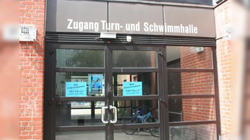 Der Zugang zum Schulschwimmbad in der Ridlerstraße bleibt den Jugendlichen aus dem Stadtteil weiterhin verwehrt. Der Bezirksausschuss Schwanthalerhöhe forderte erneut Trainingszeiten für sie. (Foto: tg)