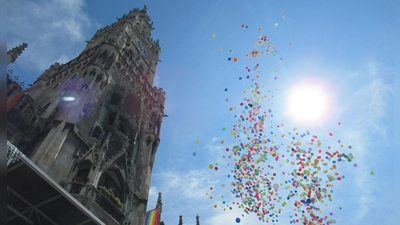 So bunt ist die Selbsthilfe: Am Samstag, 9. Juli bietet der Selbsthilfetag vor dem Rathaus am Marienplatz Gelegenheit das Spektrum der Münchner Selbsthilfe kennenzulernen. (Foto: Mark Kamin / SHZ)