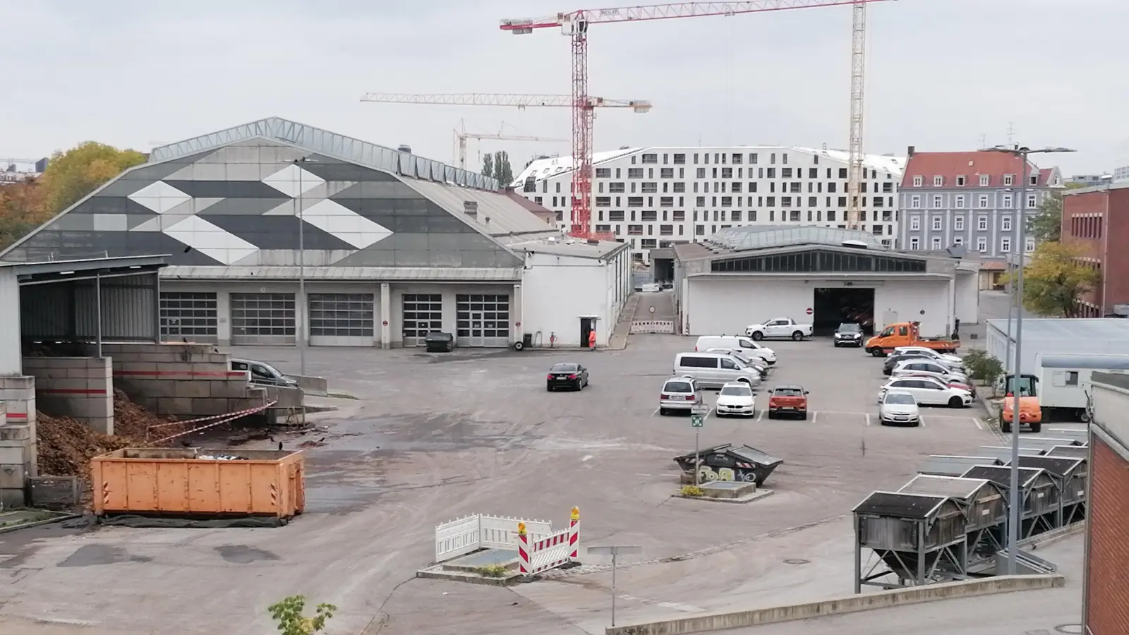 In der Gmunder Straße befindet sich die Zentrale der Straßenreinigung des städt. Baureferats (hier vom Aidenbach-Parkdeck aus gesehen). Links hinten ist die halbrunde Zeppelinhalle zu sehen, rechts hinten das bald fertige große Halbrund der „Gmunder Höfe” mit ihren über 500 neuen Wohnungen. (Foto: Johannes Beetz)