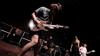 Es gibt noch Kapazitäten: Im gut ausgestatteten Probenraum des Freizi in Lochham können junge Musikerinnen und Musiker ihrer Kreativität freien Lauf lassen.  (Foto: Vitus Rabe/JannisBierschenk)