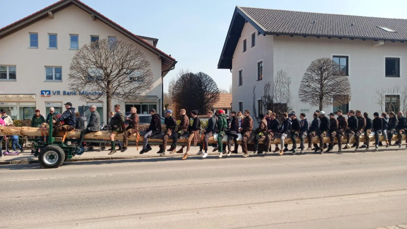 Voller Stolz begleiteten 2022 die Burschen nebst Bürgermeister Ullrich Sander den Maibaum zur Wachhütten. Auch heuer freuen sie sich auf viele Zuschauer. (Foto: hw)