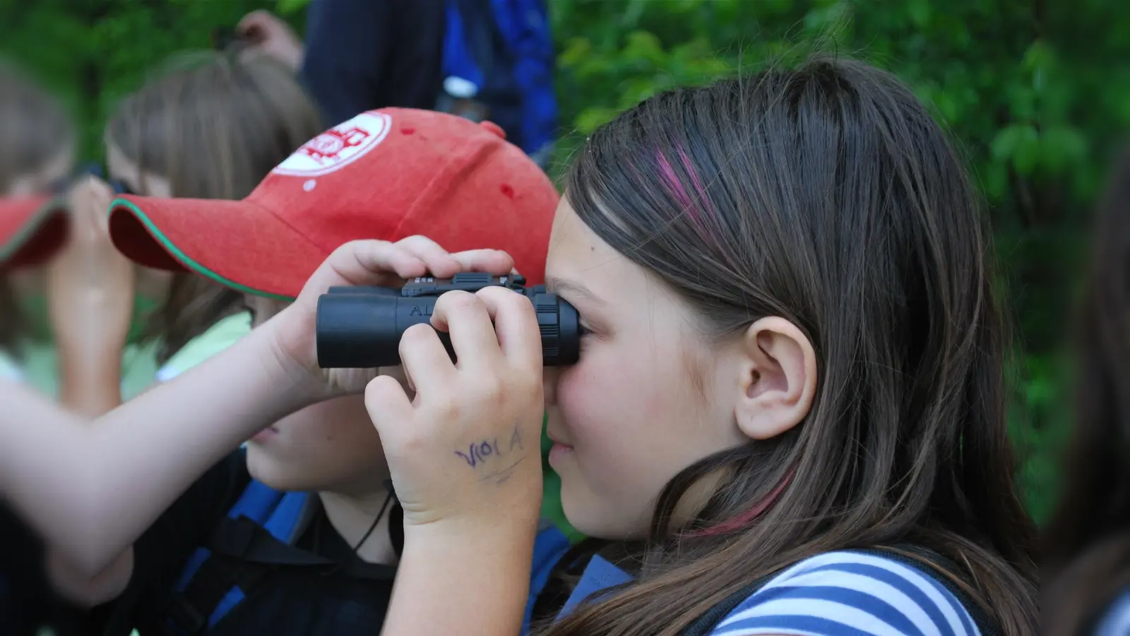 Ein Fernglas tut gute Dienste bei der Vogelbeobachtung. Falls vorhanden sollte man es mit Brotzeit, Getränken und Sitzunterlage in den Wanderrucksack packen. (Foto: Heide Frobel)