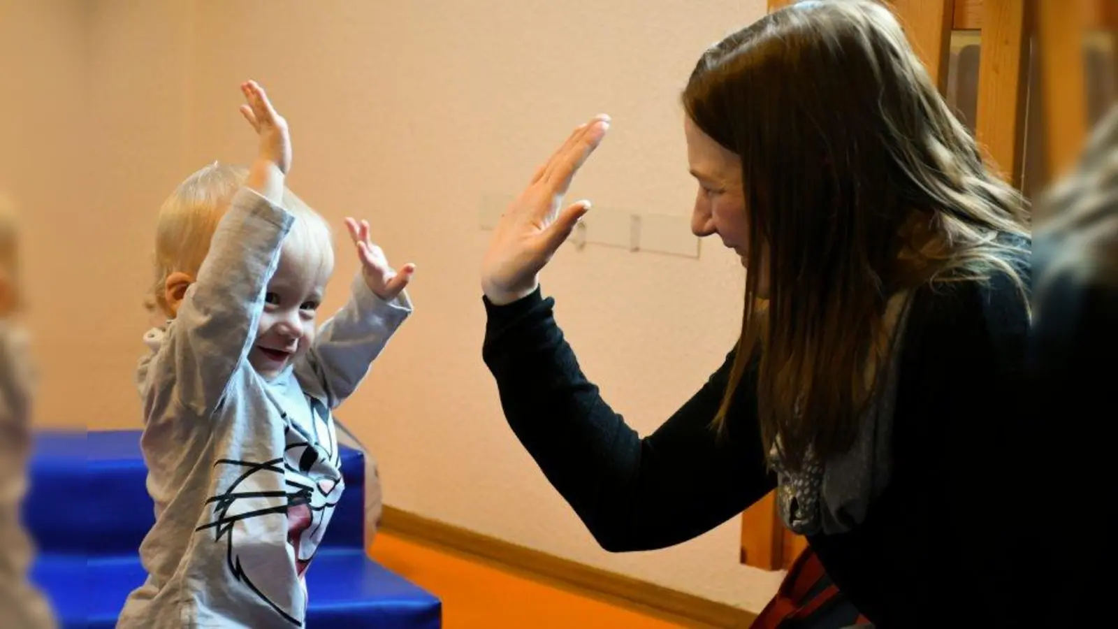 Eltern und Kinder stehen im Familienzentrum Laim im Mittelpunkt. Daniela Koeltze kommt mit ihrem Sohn Paul, seit er drei Monate alt geworden ist, ins Familienzentrum: „Wir haben einige Mamas und Kinder dort getroffen, mit denen wir seit einem Jahr Kontakt haben. Ich arbeite ehrenamtlich im offenen Treff mit, weil ich es wichtig finde, dass es solche Treffen gibt für Eltern und Kinder.“ (Foto: Anny Nenko)