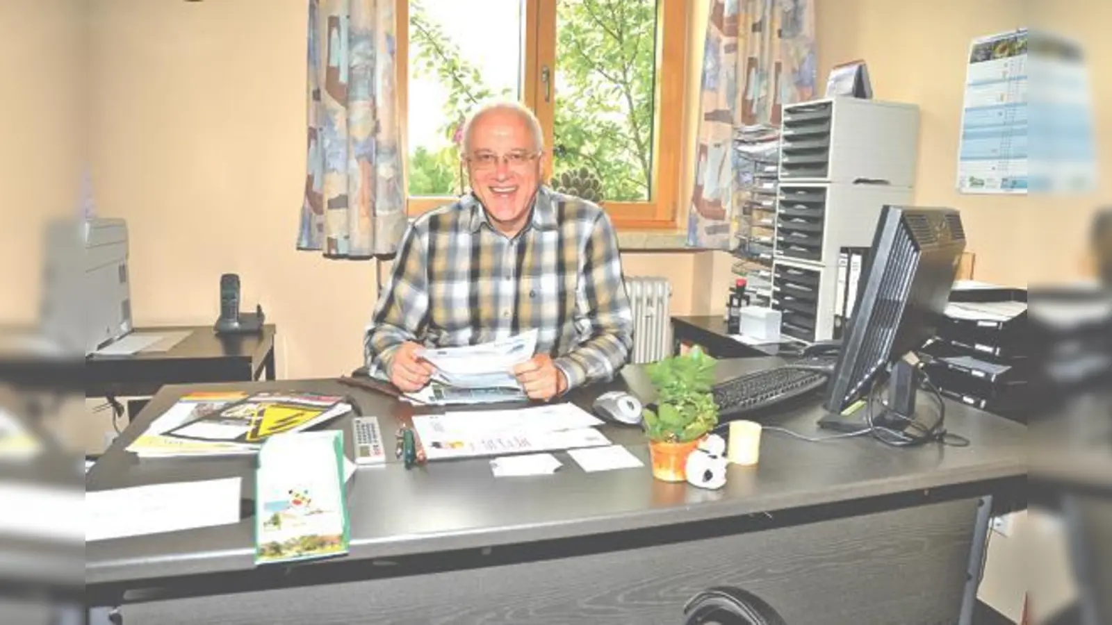 Am vergangenen Mittwoch hielt der neue Frauenneuhartinger Bürgermeister Eduard Koch seine erste Sprechstunde in der Gemeindekanzlei ab.	 (Foto: S. Föll)