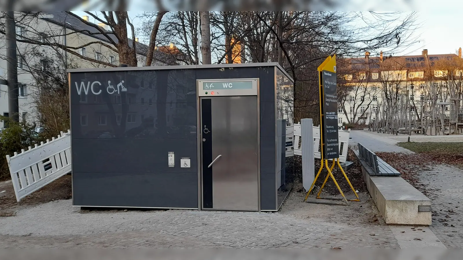 Kürzlich wurde die Toilette am Georg-Freundorfer-Platz eröffnet und kann fortan benutzt werden.  (Foto: Beatrix Köber)