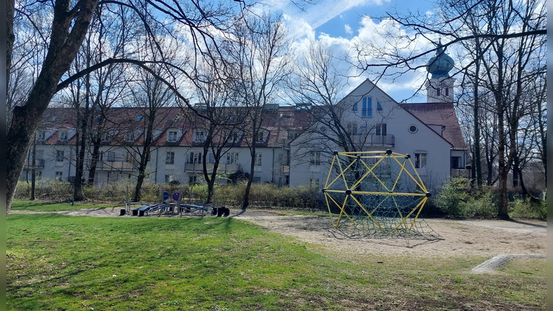 Zwischen der Kirche Maria Ramersdorf und der Führichschule spielte früher eine erfolgreiche Fußballmannschaft - der SC Bajuwaren München. (Foto: bas)