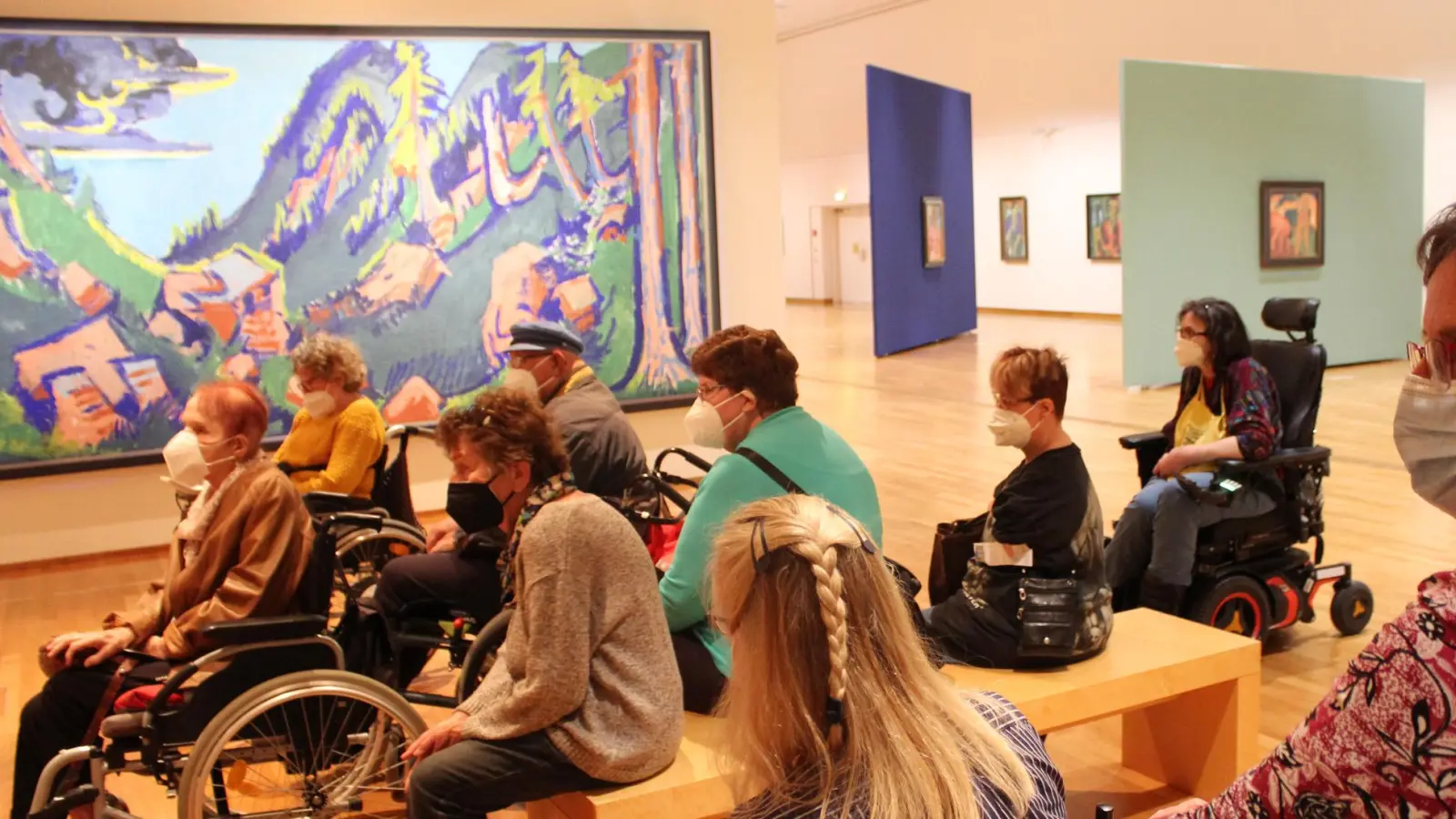 Die OBA des Caritasverbandes Weilheim-Schongau e.V. besuchte mit einer Gruppe von Menschen mit Körperbehinderung und ehrenamtlichen Begleitpersonen das Buchheim Museum der Phantasie in Bernried.  (Foto: Caritasverband Weilheim-Schongau e.V. )