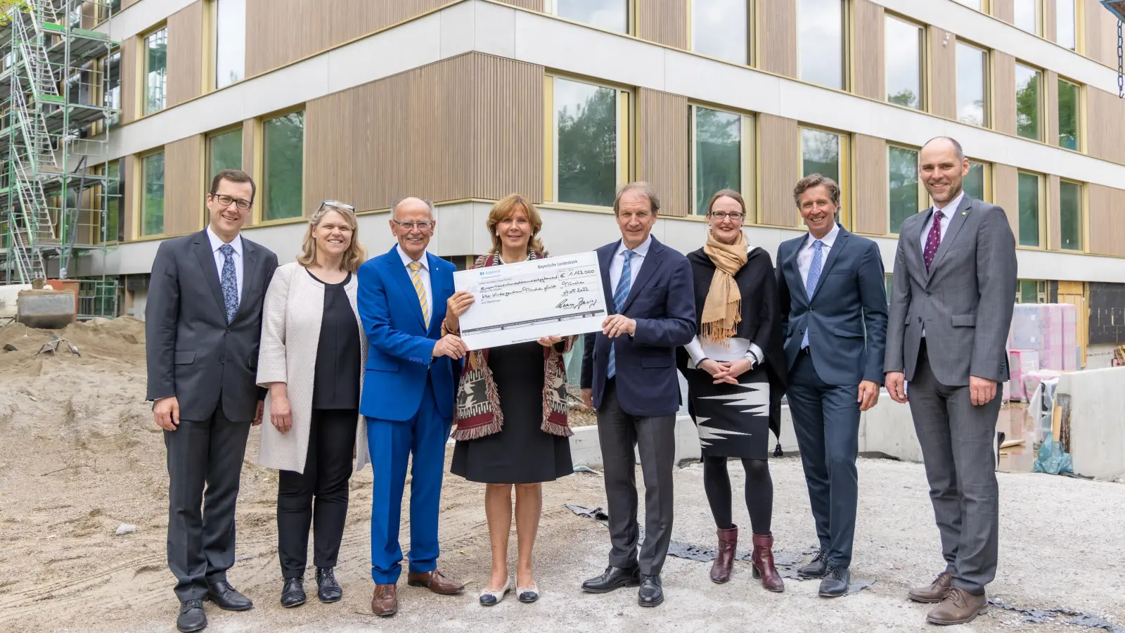 Scheckübergabe auf der Baustelle für den Neubau des <br>kbo-Kinderzentrums München (von links): Ärztlicher <br>Direktor Prof. Dr. Volker Mall, Pflegedirektorin Ute <br>Schmitz, Bezirkstagspräsident Josef Mederer, Prinzessin <br>Ursula von Bayern, Sternstunden-Vorstand Thomas <br>Jansing, Leiterin der Unternehmenskommunikation Sonja <br>Pribicevic, kbo-Vorstand Martin Spuckti und <br>Geschäftsführer des kbo-Kinderzentrums Alexander <br>Lechner. (Foto: Alex Schelbert)