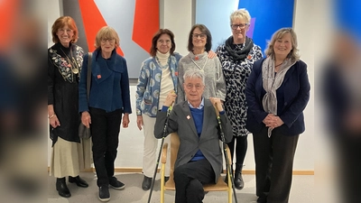 Die Mitglieder der Künstlergruppe LABYRINTH mit der stellvertretenden Münchner Landrätin Annette Ganssmüller-Maluche (ganz rechts). Von links nach rechts: Gaby Kellner, Birgitt Storch, Eva Sárosi, Ulrich Beringer, Gisela Jennes und Andrea Keinert. (Foto: LRA München)