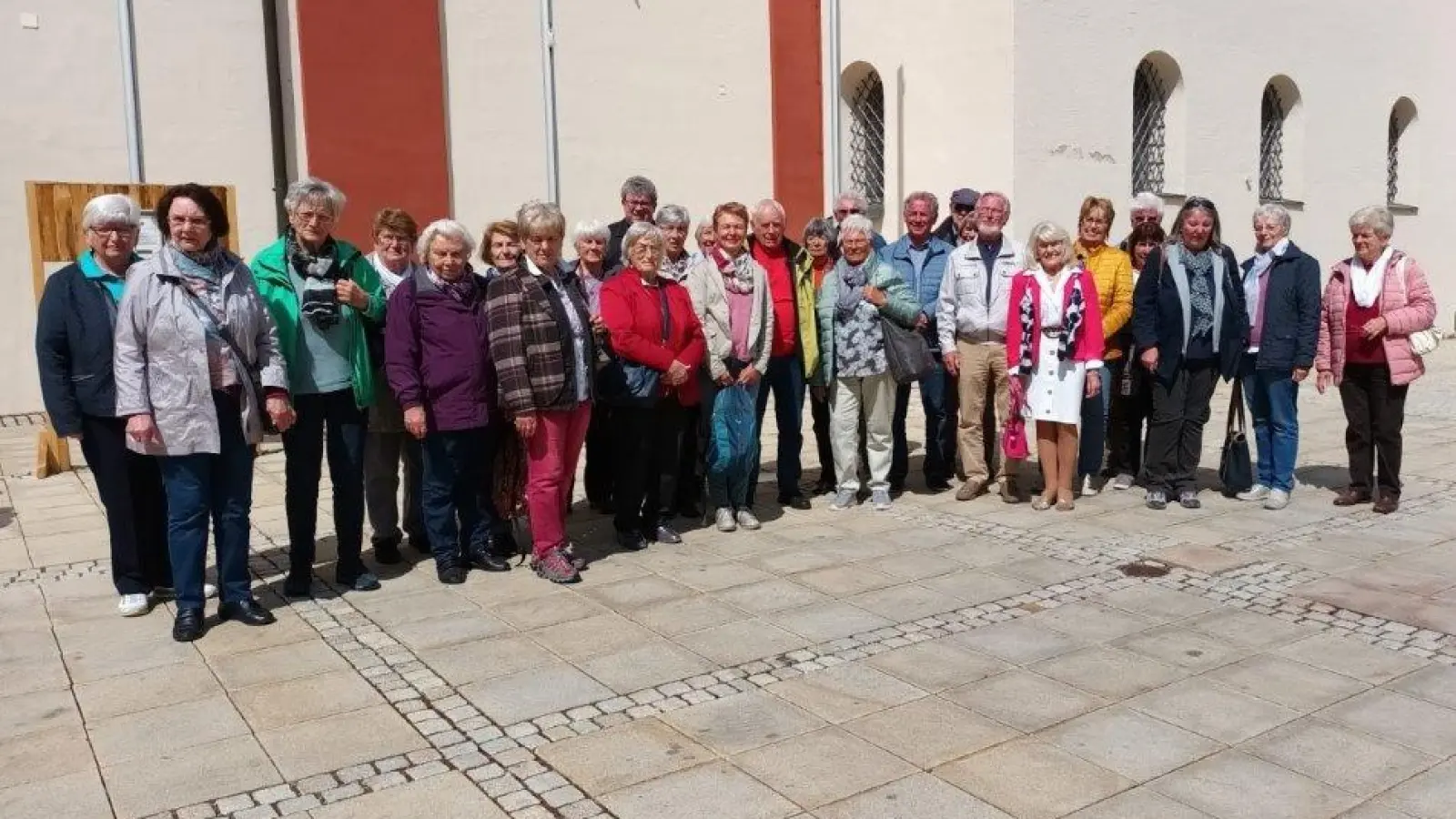 Gemeinschaft in besinnlicher Atmosphäre erlebten Anfang Mai die Mitglieder der Pfarrgemeinschaft Peißenberg-Forst bei der Sternwallfahrt nach Mindelheim. Der besinnliche Ausflug konnte von der Altenseelsorge der Diözese Augsburg nach langer Coronapause wieder angeboten werden. Unter den Reiselustigen war auch Dekan Georg Fetsch, der bereits im Bus mit einfühlsamen Worten und Gebeten auf die Wallfahrt einstimmte. Nach einer Führung in der Pfarrkirche St. Stephan in Mindelheim wurde ein Gottesdienst zelebriert, anschließend ein gemeinsames Mittagessen im Forum genossen. Dem Marienmonat entsprechend, kam die Gruppe später zur feierlichen Maiandacht erneut in St. Stephan zusammen und kehrte körperlich wie seelisch gestärkt nach Peißenberg zurück.  (Foto: Pfarrgemeinschaft Peißenberg-Forst)