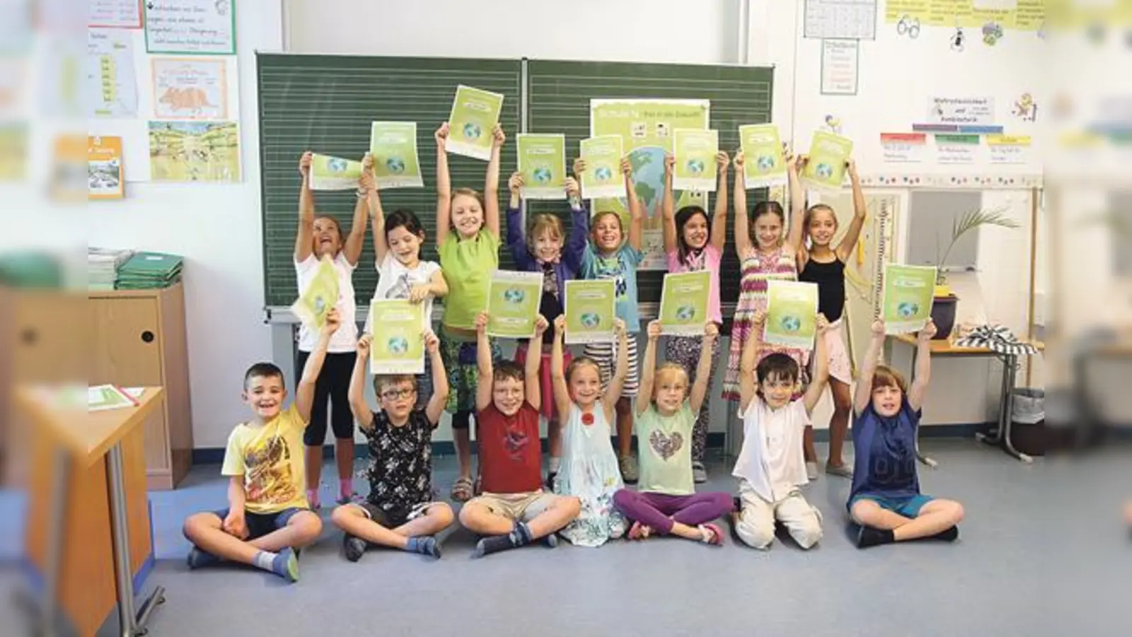 Stolz zeigen die Kinder ihre Urkunden: zwei Jahre Schule N mit zehn Projekttagen haben sie zu Nachhaltigkeits-ExpertInnen ausgebildet.	 (Foto: Ökoprojekt MobilSpiel e.V.)