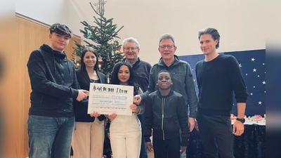 Einen Scheck über 1.600 Euro erhielt die Germeringer Tafel aus dem Erlös des Christkindlmarktes der Kerschensteiner Schule.  (Foto: Claudia Wagenführer)