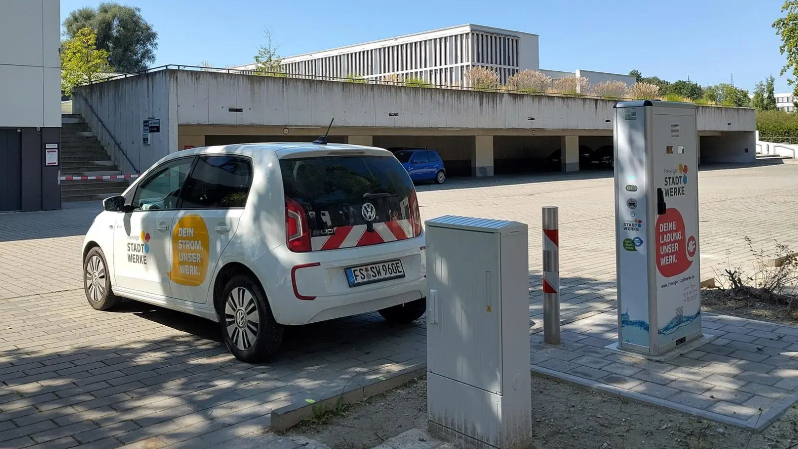 Vier neue Ladepunkte auf dem öffentlichen Parkplatz am Camerloher Gymnasium. (Foto: Freisinger Stadtwerke)