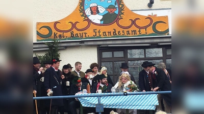 Die Hochzeitsgesellschaft 2015. Veranstaltet wird das Großereignis vom Verein Poinger Bauernhochzeit, der sich ausschließlich zur Pflege dieses Brauchtums gegründet hat. (Foto: Stefan Dohl)