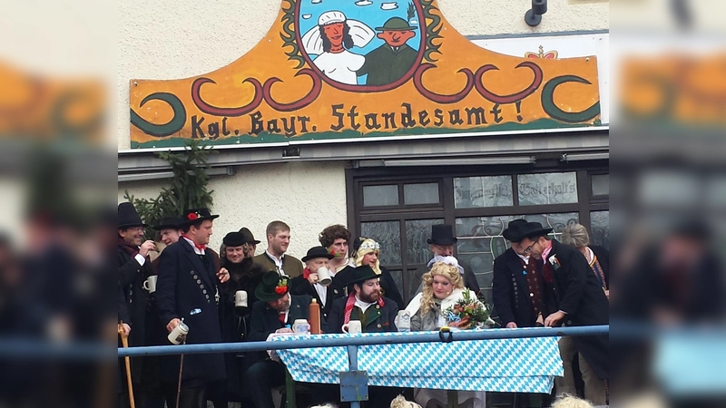 Die Hochzeitsgesellschaft 2015. Veranstaltet wird das Großereignis vom Verein Poinger Bauernhochzeit, der sich ausschließlich zur Pflege dieses Brauchtums gegründet hat. (Foto: Stefan Dohl)