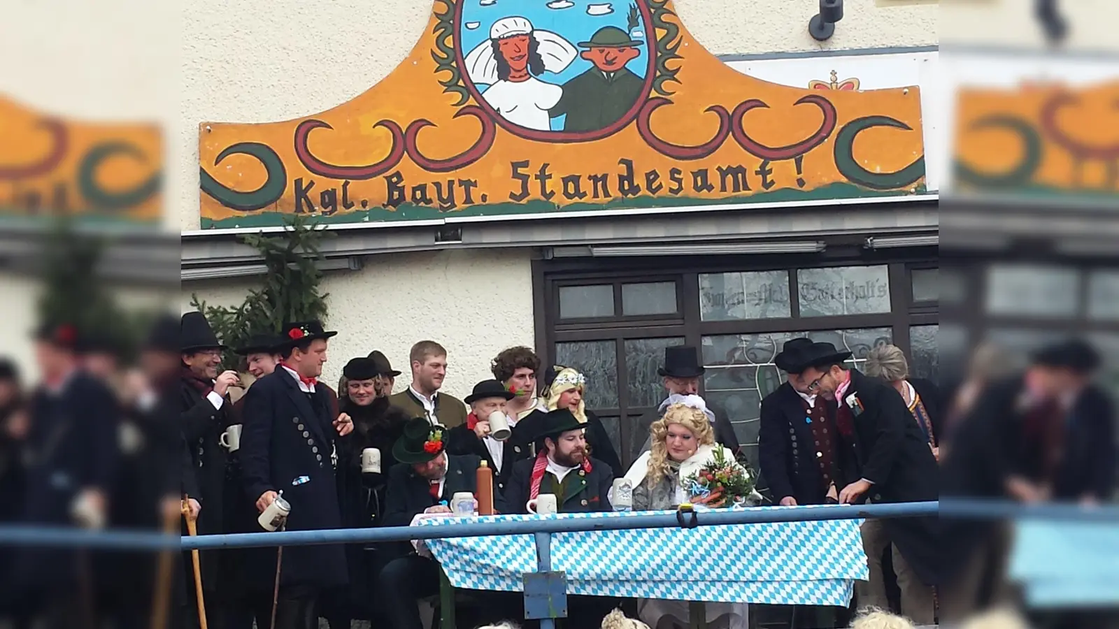 Die Hochzeitsgesellschaft 2015. Veranstaltet wird das Großereignis vom Verein Poinger Bauernhochzeit, der sich ausschließlich zur Pflege dieses Brauchtums gegründet hat. (Foto: Stefan Dohl)