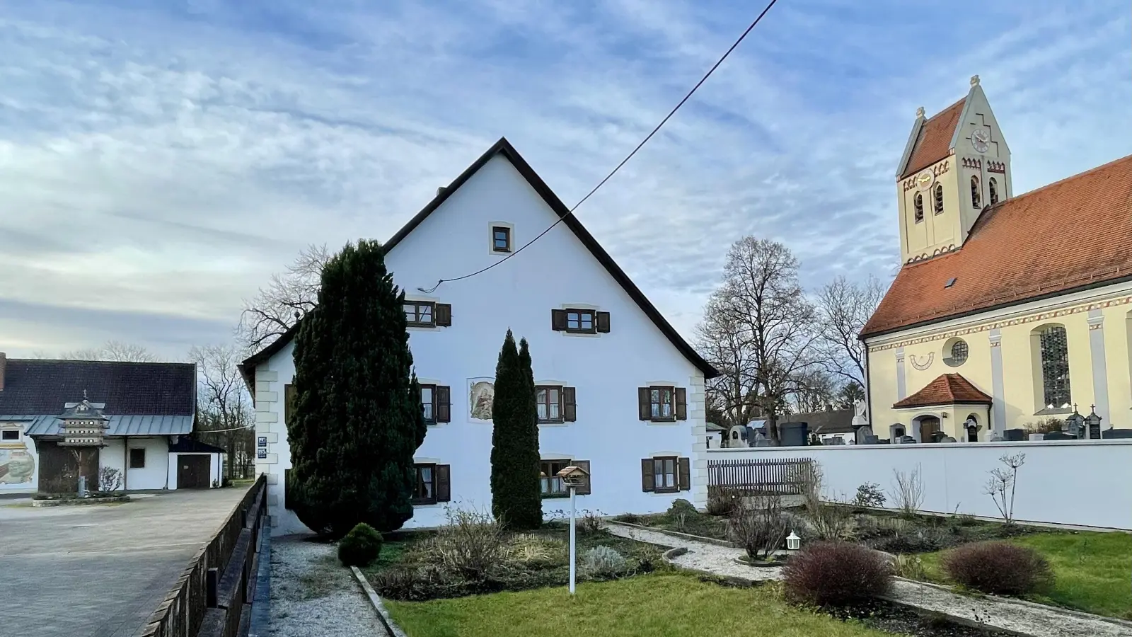 Viele Abschnitte der Eversbuschstraße haben noch einen dörflichen Charakter. Unvorstellbar, wenn dahinter ein Hochhaus platziert würde... (Foto: bb)