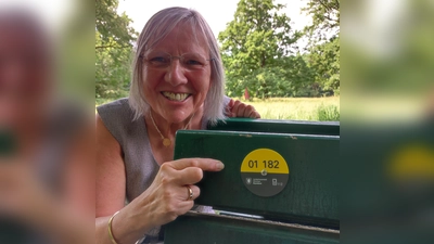 Ingrid Heuer-Schwirz freut sich, dass die Sitzbänke im Hirschgarten nun mit Notfallnummern ausgestattet sind. Sie tritt auch dieses Jahr wieder bei der Wahl zur Seniorenvertretung als Kandidatin im Stadtbezirk 9 an.  (Foto: Wolfgang Schwirz)