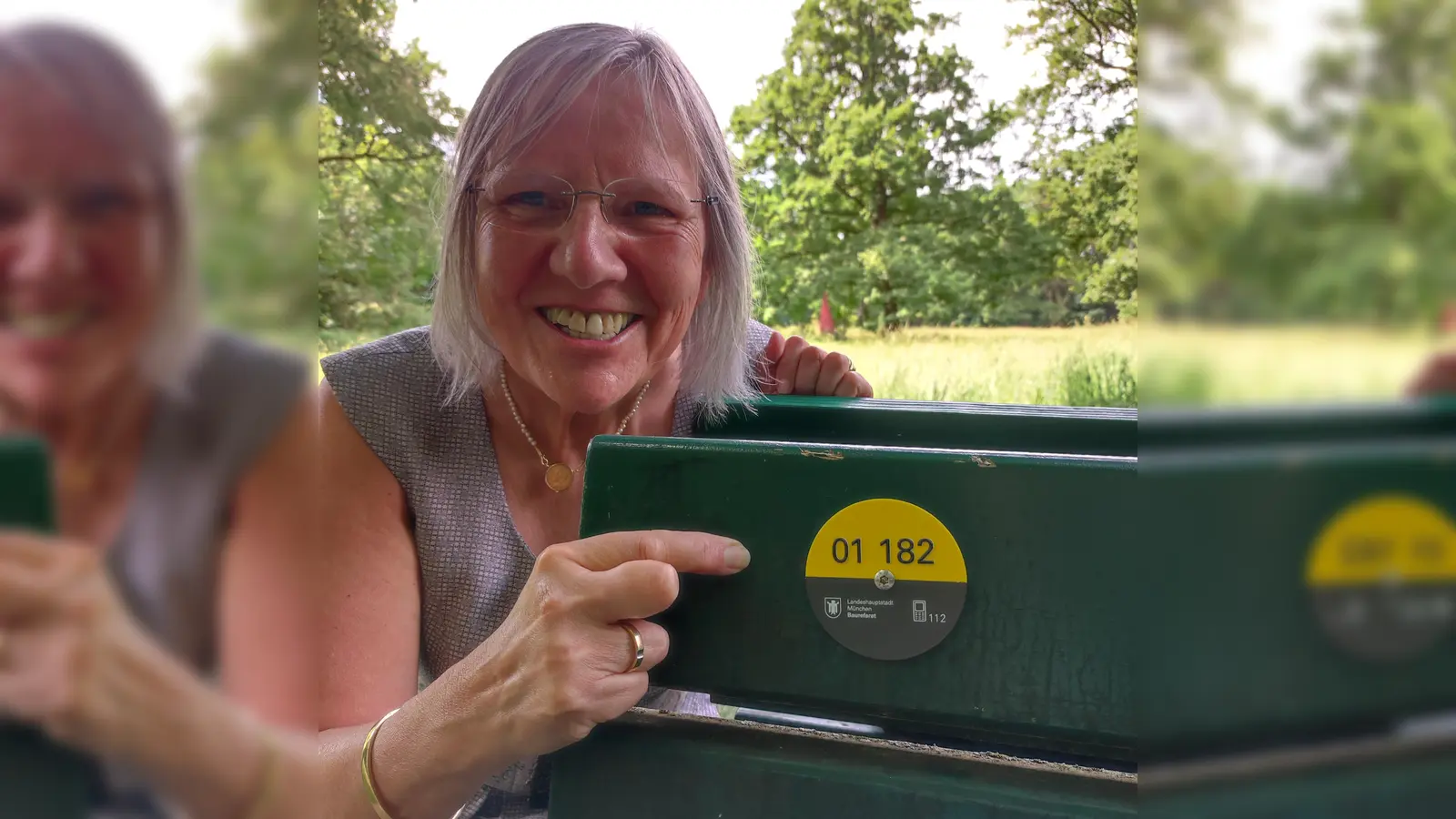 Ingrid Heuer-Schwirz freut sich, dass die Sitzbänke im Hirschgarten nun mit Notfallnummern ausgestattet sind. Sie tritt auch dieses Jahr wieder bei der Wahl zur Seniorenvertretung als Kandidatin im Stadtbezirk 9 an.  (Foto: Wolfgang Schwirz)