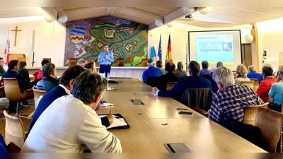 Viele interessierte Bürgerinnen und Bürger bei einem der Fachvorträge des Klimaaktionstages im Landratsamt Dachau. (Foto: LA Dachau / Melitta Fischer )